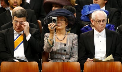El presidente de la Comisión Europea, José Manuel Durao Barroso (i) y el presidente del Consejo Europeo, Herman Van Rompuy (d) y su mujer, Geertui (c), asisten a la ceremonia de investidura del rey Guillermo como monarca de los Países Bajos.