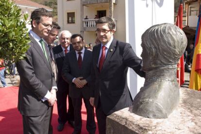 El <i>lehendakari, </i>Patxi López (a la izquierda), y el presidente del PP vasco, Antonio Basagoiti, ayer en Tineo (Asturias), donde recibieron conjuntamente el Premio a las Libertades Rafael del Riego, ante un busto del general y político liberal decimonónico.