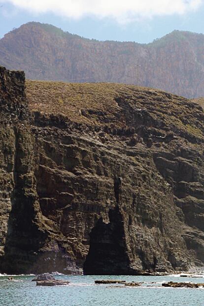 El 'Dedo de Dios' de la localidad de Agaete, uno de los símbolos de la isla de Gran Canaria, quedó cercenado con la tormenta 'Delta' del pasado noviembre. En la foto, cómo era. En la foto de abajo, en la actualidad, tras el azote de 'Delta'.