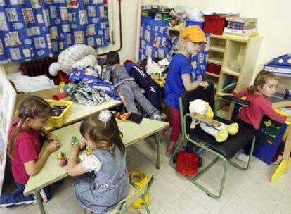 Niños y niñas de Rumania asisten a una clase, en Móstoles, subvencionada por su país.