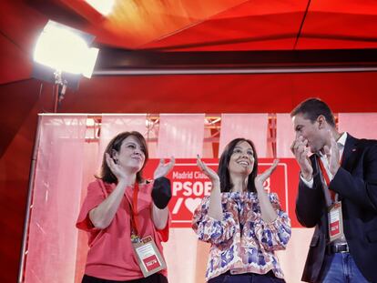 La vicesecretaria general del PSOE, Adriana Lastra, la secretaria general en la ciudad de Madrid, Mercedes González, y el líder regional, Juan Lobato, en el cierre del cónclave, este domingo.