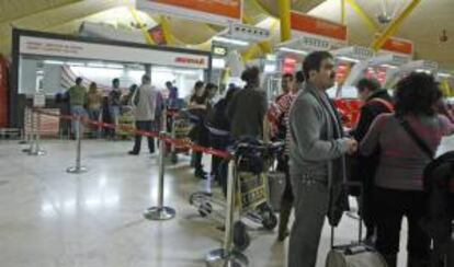 Cola de viajeros en uno de los mostradores de la Terminal T-4 del aeropuerto de Madrid-Barajas. EFE/Archivo