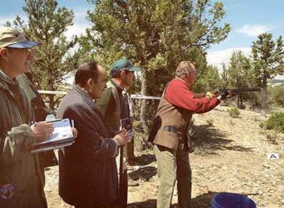 El rey Juan Carlos practica el tiro deportivo en la Escuela de Caza de Castillejo de Robledo (Soria) en mayo de 2001.