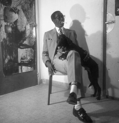 Retrato de un hombre con su perro. La obra de estudio de Sylla, que comienza en el año 1963, recorre el espíritu de Saint Louis de las cinco últimas décadas.