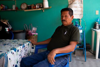 Abraham Salazar, en su casa en Xoxocotla, en mayo. 