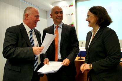 Alustiza (izquierda), Egibar y Dumitrescu, en la presentación del acuerdo en Bilbao.