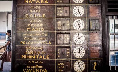 Tabla de horarios en la estación de tren de Kandy, en Sri Lanka.