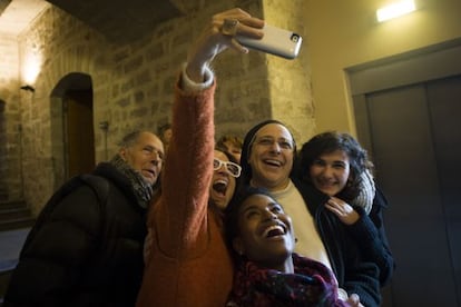  Sor Luc&iacute;a Caram es fa un &#039;selfie&#039; amb les actrius.