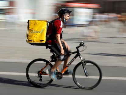 Un repartidor de Glovo en Madrid, en agosto de 2021.