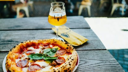 Pizza y cerveza artesana de la terraza de Artizanale (Madrid). Imagen cedida por el establecimiento.