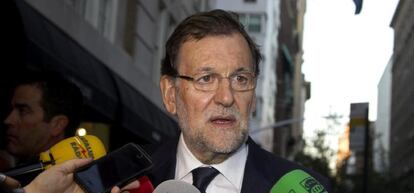 El presidente del Gobierno, Mariano Rajoy, atiende a la prensa a su llegada hoy al hotel donde se alojar&aacute; en Nueva York.