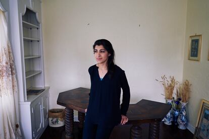 Retrato de Lina Khan en su apartamento de Larchmont, Nueva York, en 2017. Ese año publicó 'Amazon's Antitrust Paradox', el artículo científico jurídico más leído en la historia de EE UU.