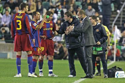 Pep Guardiola da instrucciones a sus jugadores para tratar de enderezar el rumbo.