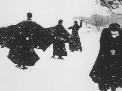 Foto del italiano Mario Giacomelli, de la serie 'Yo no tengo manos que me acaricien el rostro, 1961-1963'.