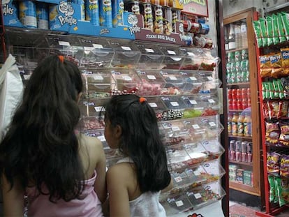 Dos niñas inmigrantes en una tienda de ultramarinos en Barcelona.