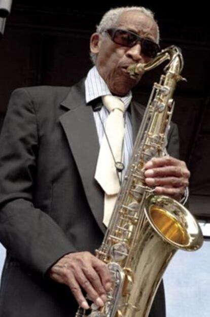 El saxofonista Von Freeman, durante una actuaci&oacute;n.