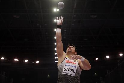 David Storl, de Alemania, calienta con el peso durante la final masculina, el 3 de marzo.