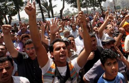 Cristianos coptos egipcios participan en una sentada ante la sede de las cadenas estatales de radio y televisión para protestar por la violencia registrada entre musulmanes y cristianos en el barrio Imbaba, en El Cairo (Egipto)