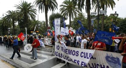 Protestas de empleados municipales ante las puertas del Ayuntamiento mientras se celebraba el pleno para aprobar el plan de ajuste.