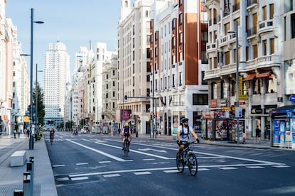 Ciclistas en Madrid en la calle Gran Vía durante el desconfinamiento