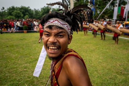 La tribu india Garo realizaba el sánado una danza tradicional durante el festival Baikho en la aldea de Gamerimura (India). Cada año, la comunidad del Estado de Assam celebra el festival para complacer a una deidad de la riqueza y pedir buenas lluvias y una buena cosecha.