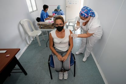 Una mujer recibe una dosis de la vacuna AstraZeneca contra el covid-19, en La Parada, Colombia, el 12 de noviembre de 2021.  