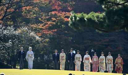 O imperador Akihito com a imperatriz Michiko, o príncipe herdeiro Naruhito e sua esposa Masako, o príncipe Akishino e as princesas Kiko, Mako, Akiko, Yoko, Tsuguko e Ayako, em novembro de 2009