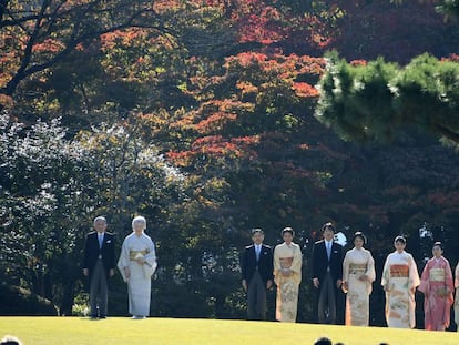 O imperador Akihito com a imperatriz Michiko, o príncipe herdeiro Naruhito e sua esposa Masako, o príncipe Akishino e as princesas Kiko, Mako, Akiko, Yoko, Tsuguko e Ayako, em novembro de 2009