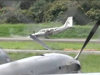 El piloto ha logrado tomar tierra con el morro de la aeronave pegado a la pista