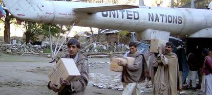 Ciudadanos de la regi&oacute;n de Cachemira recogiendo bienes de un avi&oacute;n de Naciones Unidas. 