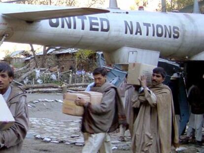 Ciudadanos de la regi&oacute;n de Cachemira recogiendo bienes de un avi&oacute;n de Naciones Unidas. 