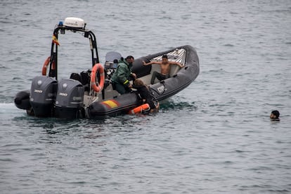 Agentes de la Guardia Civil rescatan a varias personas en una zona próxima a la frontera de Ceuta con Marruecos, este martes. 