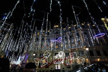 Las luces de Navidad en la plaza de Canalejas de Madrid desde el autobús Naviluz.