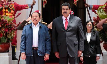 Daniel Ortega junto a Nicol&aacute;s Maduro. A la derecha, la ministra de Relaciones Exteriores venezolana, Delcy Rodr&iacute;guez.