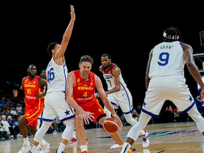 Pau Gasol intenta zafarse de un rival en el Estados Unidos - España de preparación para los Juegos de Tokio 2020.