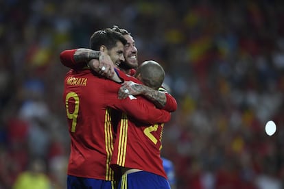 Álvaro Morata celebra con Sergio Ramos el tercer gol.