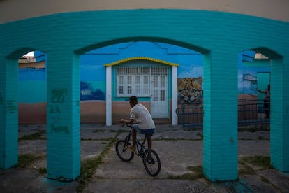 A guerra entre as facções também impacta a vida de estudantes. Em uma escola visitada pelo EL PAÍS, professores contam que alunos pediram transferência no início do ano letivo porque eram moradores de uma comunidade dominada pela facção rival a da área onde fica a unidade escolar. Adolescentes que cumprem medidas socioeducativas também estão sendo prejudicados. Alguns não conseguem chegar ao Centro de Referência Especializado de Assistência Social onde deveriam cumpri-la, porque ele está localizado em uma área que pertence a uma facção rival a do seu bairro.