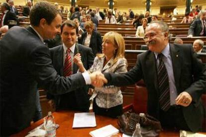 José Luis Rodríguez Zapatero saluda a Josep Lluís Carod Rovira en el hemiciclo del Congreso en presencia de Manuela de Madre y Artur Mas.