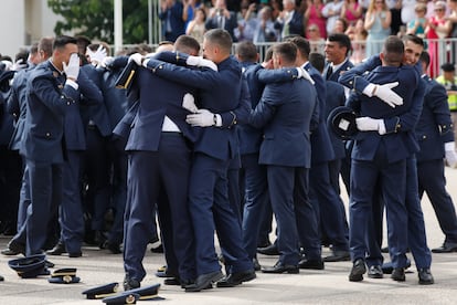 Vítores y abrazos de los cadetes al cierre de la ceremonia de graduación en la  Academia General del Aire de San Javier, en Murcia.