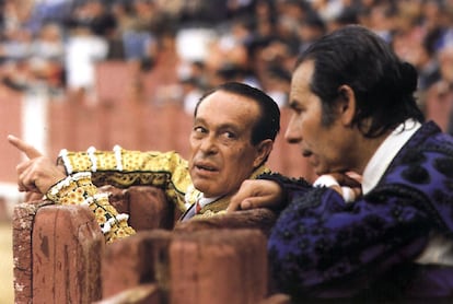 Curro Romero y Rafael de Paula dialogando en una corrida donde compartieron cartel. 