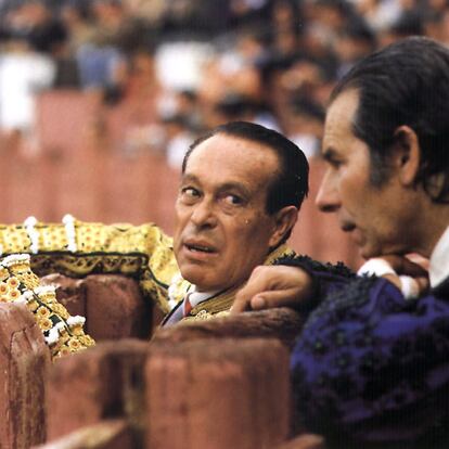 Los toreros Rafael de Paula, jerezano, y Curro Romero, de Camas, debutaron y se retiraron de los ruedos en años cercanos. Sin embargo la fama y el relumbrón social de los dos amigos han corrido caminos desparejos, con peor suerte para el gaditano.