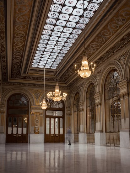 El edificio de la Bolsa de Madrid, en el número 1 de la Plaza de la Lealtad, cumple 125 años de existencia. A pesar de ello, sigue siendo un lugar vivo, de encuentro financiero, de alegrías y también de decepciones, que vienen marcadas por la cotización del día. Los emplazamientos de las Bolsas europeas surgidos a mediados del Siglo XIX, prácticamente una veintena de los edificios bursátiles de Europa se construyen durante la segunda mitad de ese siglo, es el único de sus coetáneos que sigue cumpliendo la misma función para la que fue concebido