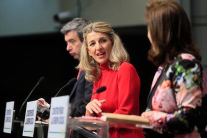 La vicepresidenta segunda del Gobierno y ministra de Trabajo y Economía Social, Yolanda Díaz, en el centro, junto a su homólogo italiano, Andrea Orlando, y su homóloga portuguesa, Ana Mendes, este jueves en Madrid.