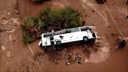 Captura de vídeo en el que se ve al autobús siniestrado debido a las inundaciones en la provincia de Tata el pasado viernes. 