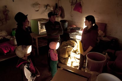 En la casa de Segundo Guiñan, la estudiante Diana Castillo explica a la familia cómo funcionan los filtros de barro que purifican el agua para el consumo familiar. Se genera un intercambio de saberes cuando Segundo expresa algunos de los malestares que se ocasionan debido al poco acceso a agua limpia que tienen las familias de Gusniag. Segundo cuenta que el agua de la vertiente produce enfermedades y que son los niños los que sufren más. 