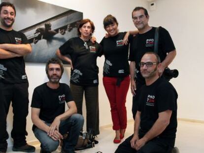 Los profesionales que organizan el festival Phot&oacute;n, ante una obra de Fernando Moleres, en el IVAM.