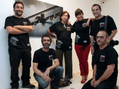 Los profesionales que organizan el festival Phot&oacute;n, ante una obra de Fernando Moleres, en el IVAM.