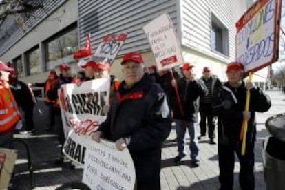 Trabajadores de Coca Cola portan pancartas durante la concentración que han llevado a cabo en las inmediaciones de la Asamblea de Madrid para exigir a la empresa que dé marcha atrás en sus planes para cerrar su planta de Fuenlabrada.