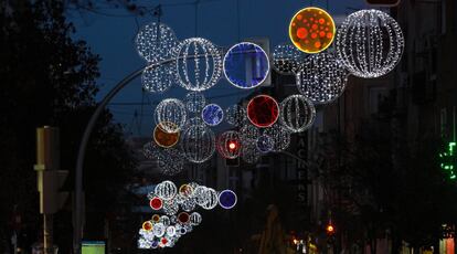 Luces en forma de bolas de colores iluminan la calle Marcelo Usera.