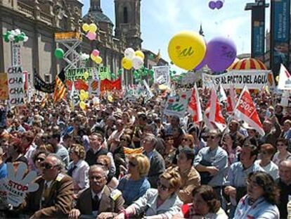 Imagen de la manifestación en la plaza del Pilar, en Zaragoza, contra el Plan Hidrológico Nacional.